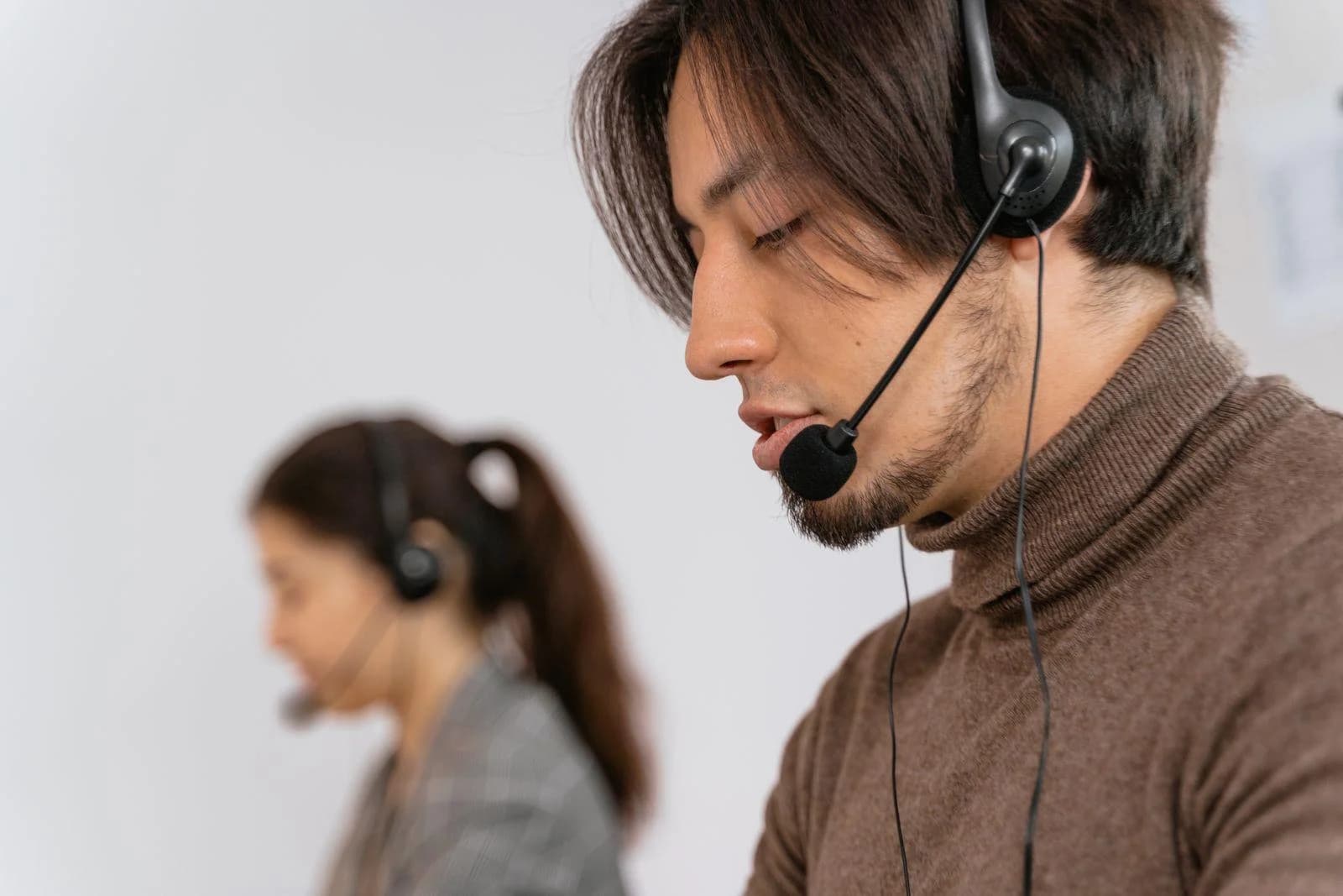 Website-Betreuung und Wartung: Mitarbeiter mit Headset beantwortet eine Kundenanfrage