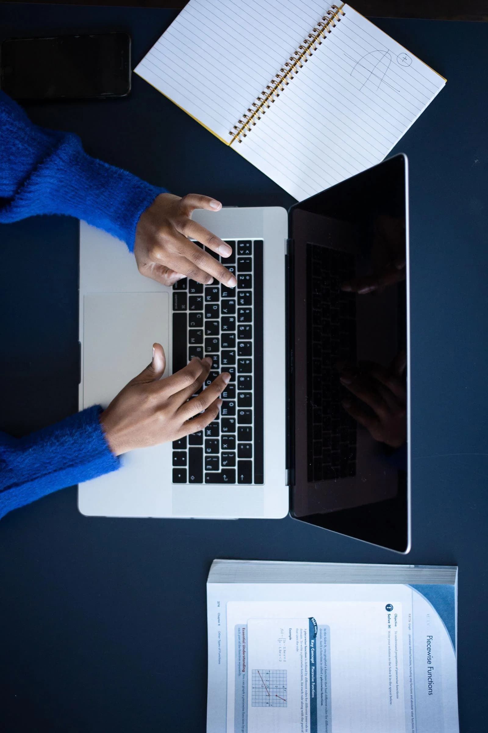 Barrierefreie Website nach BFSG: Prüfung einer Website am Laptop mit Checkliste
