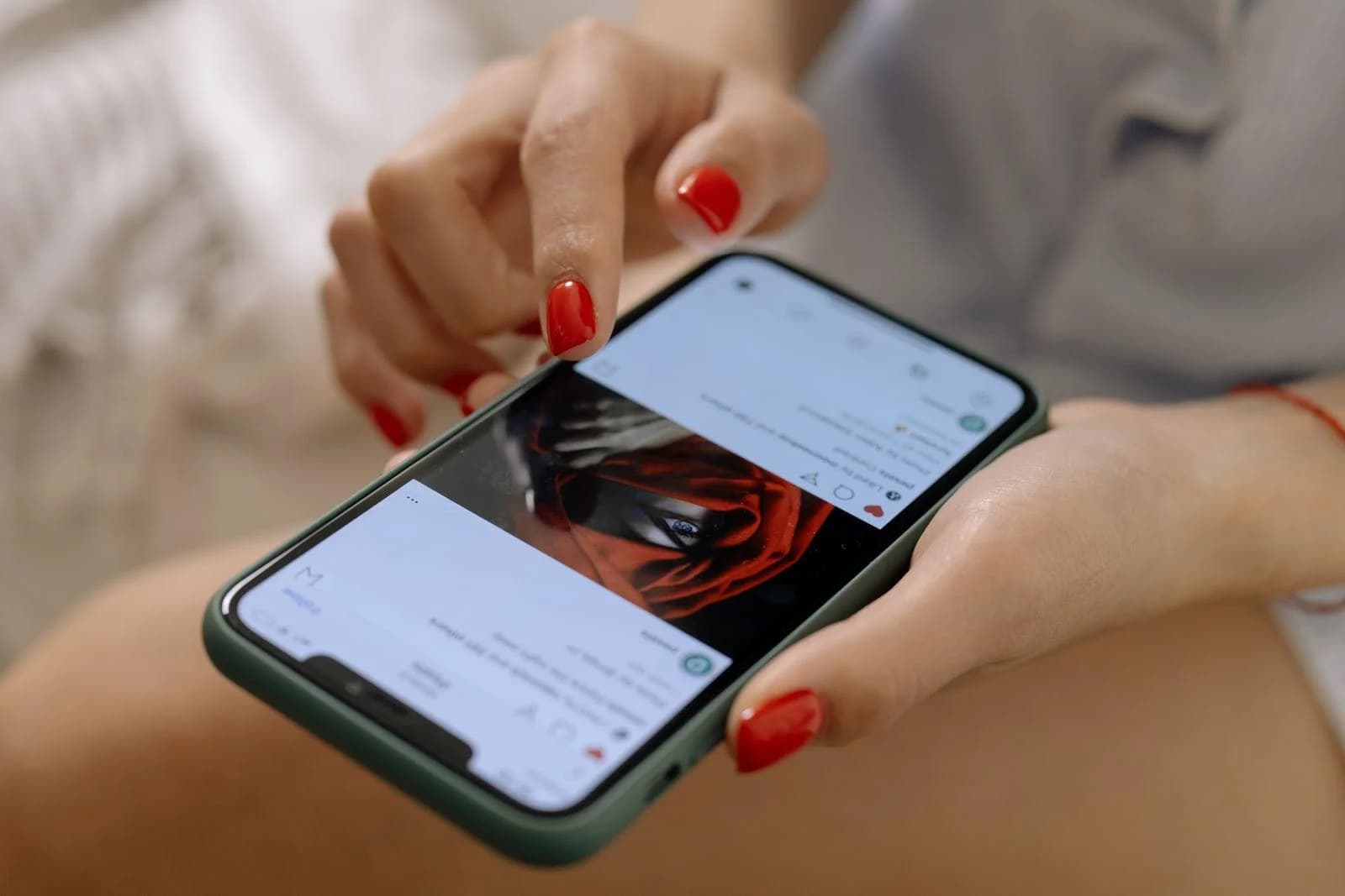 Social-Media-Werbung: Beitrag in einem sozialen Netzwerk auf dem Smartphone