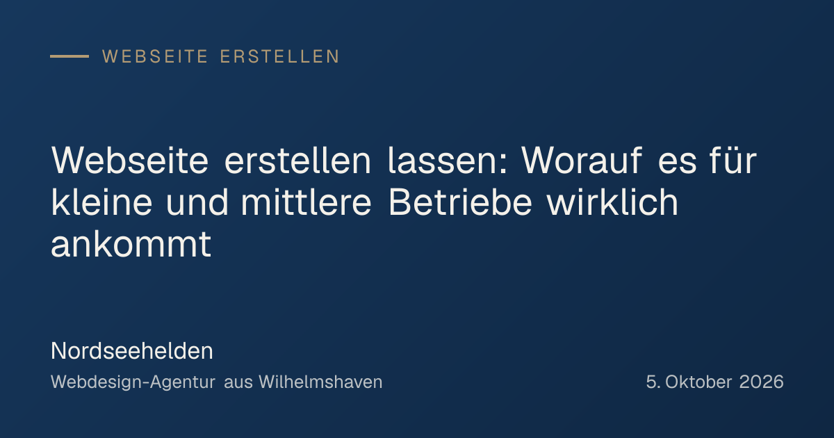 Ein moderner Arbeitsplatz in einer Webagentur, auf dem eine neue Webseite auf verschiedenen Bildschirmen erstellt wird.